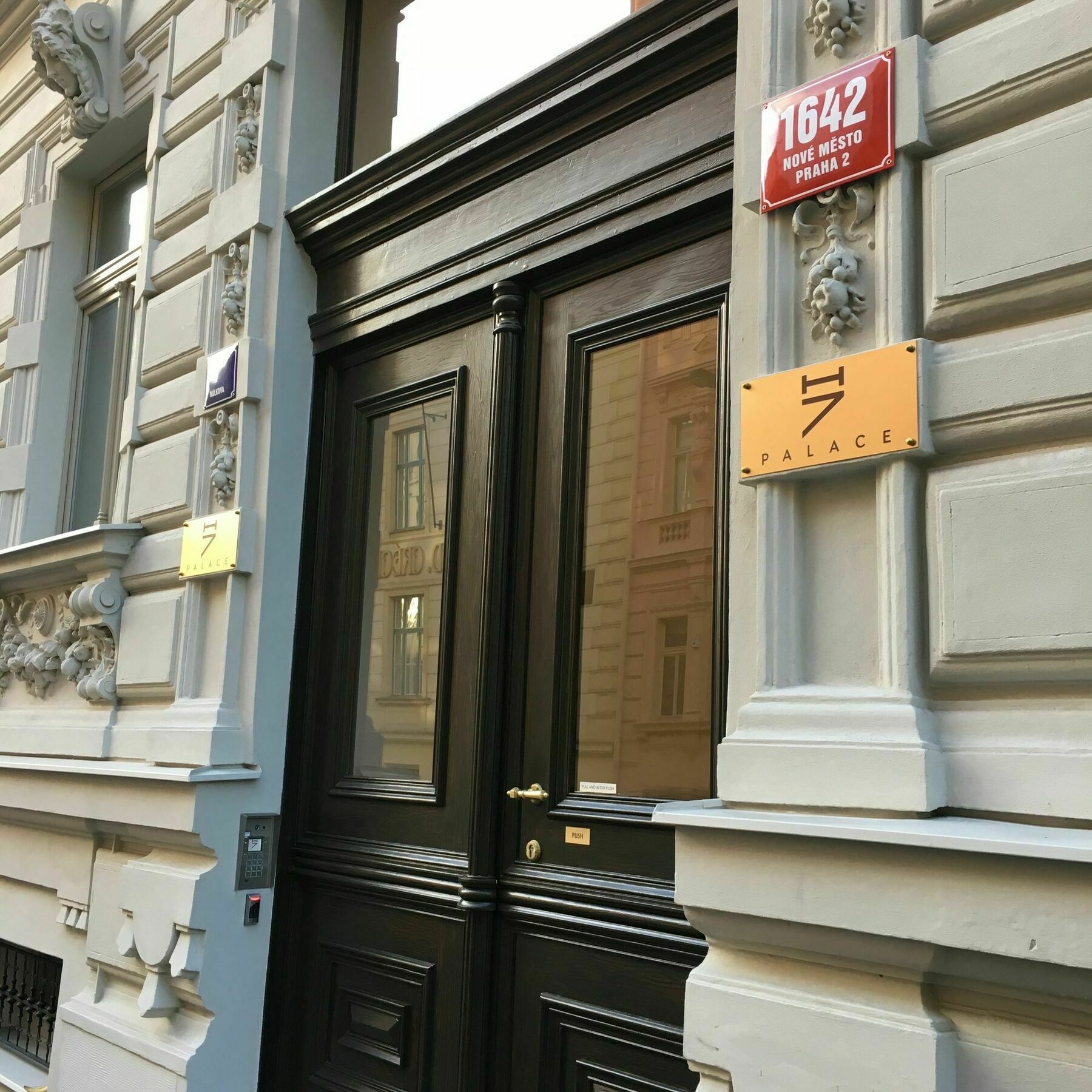 Limehome Prague Halkova Luaran gambar